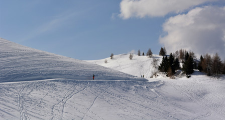 Fototapeta premium Una bellissima giornata per sciare in montagna