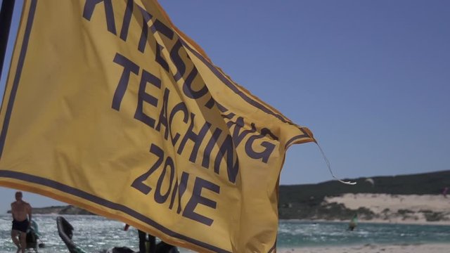 Cartel advertencia zona de entrenamiento de kitesurfing HD