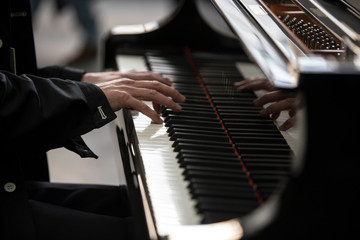 mani sapienti suonano la tastiera di un pianoforte