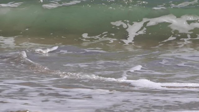 Ola de mar con espuma en la orilla plano detalle HD