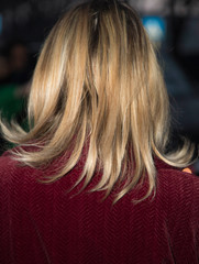 Naklejka premium nuovo taglio e colore di capelli 