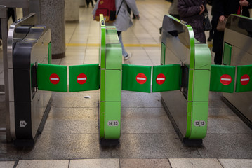 鉄道駅の自動改札機 一方通行 イメージ
