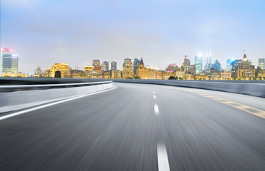 Obraz premium Dynamic blurry highway and city skyline in Shanghai, China