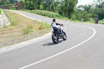 Obraz premium Man riding a motorcycle on the highway