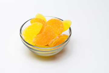 Gominolas de gajos de naranja y limón aisladas sobre fondo blanco