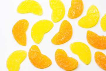 Gominolas de gajos de naranja y limón aisladas sobre fondo blanco