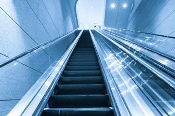 Obraz premium modern escalator in shopping center