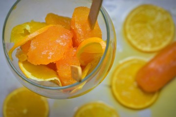Macro, copa de hielo helado de naranja