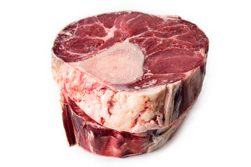 Obraz premium Ossobuchi di manzo fresco isolati su fondo bianco