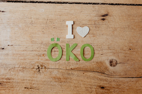 I love Öko - Buchstaben aus Papier und Holz auf Holz