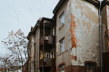 Fototapeta na wymiar Abandoned house in residential district in Leipzig, Germany