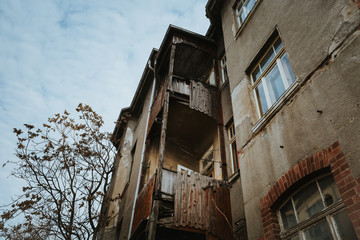 Fototapeta na wymiar Abandoned house in residential district in Leipzig, Germany