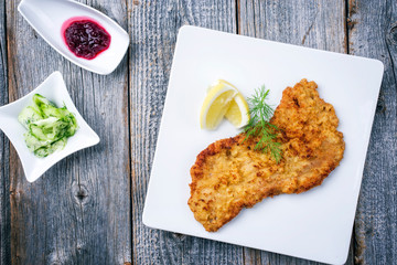 Traditionelles frittiertes Wiener Schnitzel von swe Oberschale vom Kalb mit Gurken Salat und...