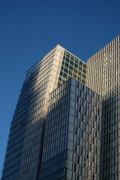 Nextower und JW Marriott Hotel vor blauem Himmel in der Abendsonne im Palaisquartier am Thurn-und-Taxis-Platz in der Gro&szlig;en Eschenheimer Stra&szlig;e am 16.01.2020 in Frankfurt am Main in Hessen