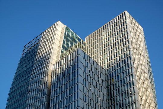 Nextower und Jumeirah Hotel oder JW Marriott Hotel vor blauem Himmel im Licht der Abendsonne im Palaisquartier am Thurn-und-Taxis-Platz in der City von Frankfurt am Main in Hessen am 16.01.2020