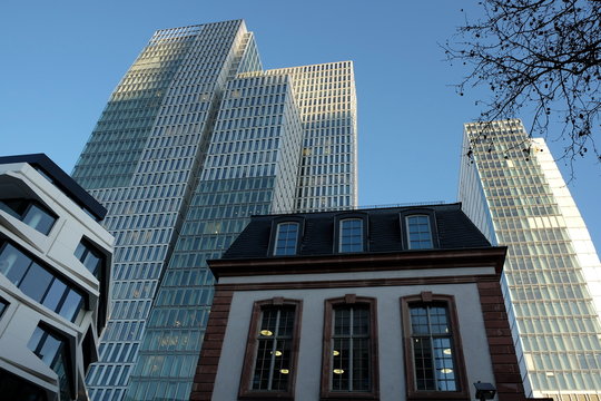 Das Palaisquartier mit dem Palais Thurn und Taxis, dem Nextower und dem Jumeirah Hotel am 16.01.2020 am Thurn-und-Taxis-Platz in der City von Frankfurt am Main in Hessen