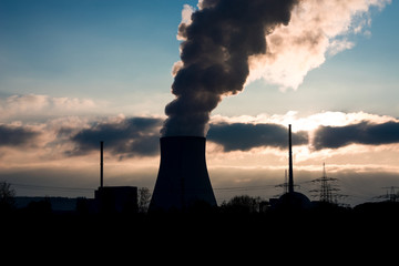 Kernkraftwerk im Gegenlicht (Silhouette) in Bayern