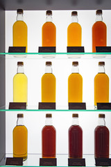 棚に並んだウイスキーの原酒