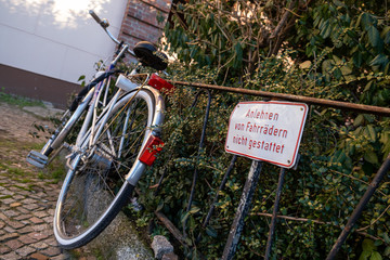 Hinweisschild an einem Zaun in Berlin-Prenzlauer Berg: Fahrräder anlehnen nicht gestattet. / Sign...