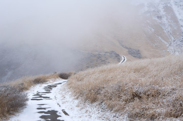 阿蘇山の冬の風景。雪山。
