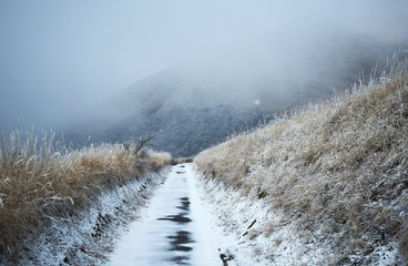 阿蘇山の冬の風景。雪山。
