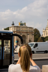 Fototapeta na wymiar woman in the city of paris