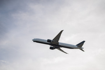 Fototapeta na wymiar Flugzeug beim abheben am Flughafen München