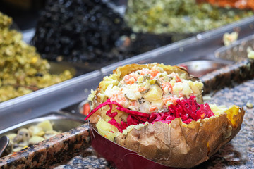 Ein k&ouml;stlicher Kumpir mit verschiednen Salatrichtungen 