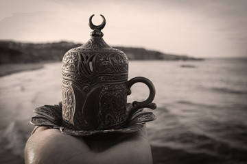 k&ouml;stliches t&uuml;rkischis kaffee und im Hintergrund das Meer 