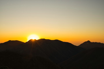 御在所から昇る朝日（鈴鹿山脈イブネ）