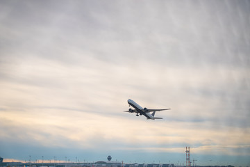 Fototapeta na wymiar Flugzeug beim abheben am Flughafen München