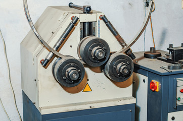 Pipe bending machine