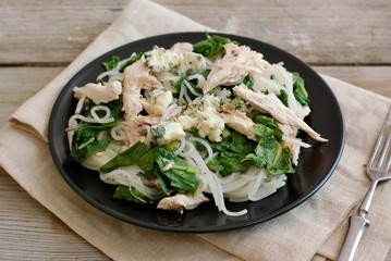Rice noodles with chard leaves, chicken meat and cheese