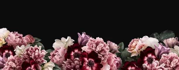 Blumenbanner, Kopfzeile mit Kopierbereich. Rosa Pfingstrose, weiße Rosen, rote Anemone, lila Tulpe einzeln auf dunklem Hintergrund. Natürliche Blumentapete oder Grußkarte. © RinaM