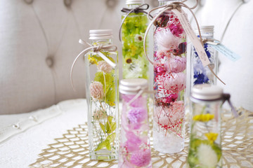 ハーバリウム, プリザーブドフラワー, ボトル, ピンク, ガラス瓶, フラワーアレンジメント, かわいい, ハガキ, プレゼント, 春色, コピースペース, インテリア, 春, 癒し, カラフル, ポップ, 綺麗, 雑貨, オシャレ, 液体, オイル, herbarium, 花, バラ, 可愛い, ウエディング, フラワー教室