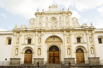 Fototapeta na wymiar Entrance of the church of Antigua, Guatemala