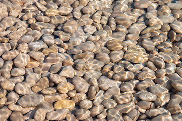 Fondo cantos rodados en el mar