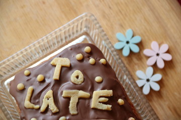 Zu spät mit einem Kuchen gratulieren