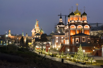 Fototapeta na wymiar St. George's Church in Zaryadye Park in Moscow at night