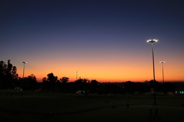 atardecer multicolor con postes de luz