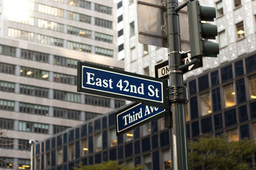 Obraz premium Sygnalizacja świetlna w centrum miasta