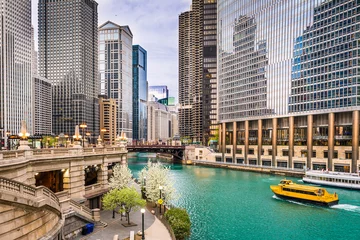 Fototapete Chicago Chicago, Illinois, USA Sightseeing-Kreuzfahrt und Skyline auf dem Fluss.