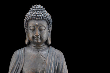 Kopf und Oberkörper einer Buddha-Figur isoliert auf schwarzem Hintergrund mit Platz für Text