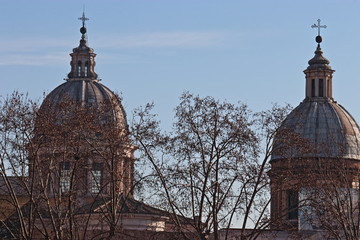 Cupole di chiesa dal Lungotevere di Roma