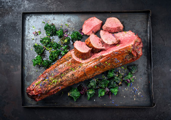 Gegrilltes dry aged Hirsch Filet und Rücken Steack natur angeboten mit Kalette als Draufsicht auf...