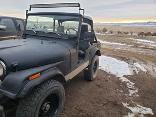 Fototapeta na wymiar jeep in the desert