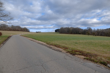 kaputte Straße mit Wiesen