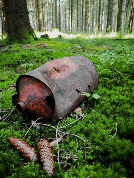 Alter Kanister im Wald Hochformat