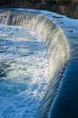 cascade d'une rivière. Eau bouillante avec de l'écume. waterfall of a river. Boiling water with...