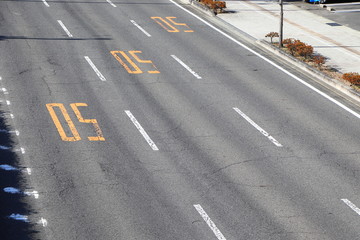 上から撮影した日本の３車線道路